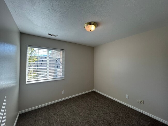 Building Photo - Top Floor Condo in great location!