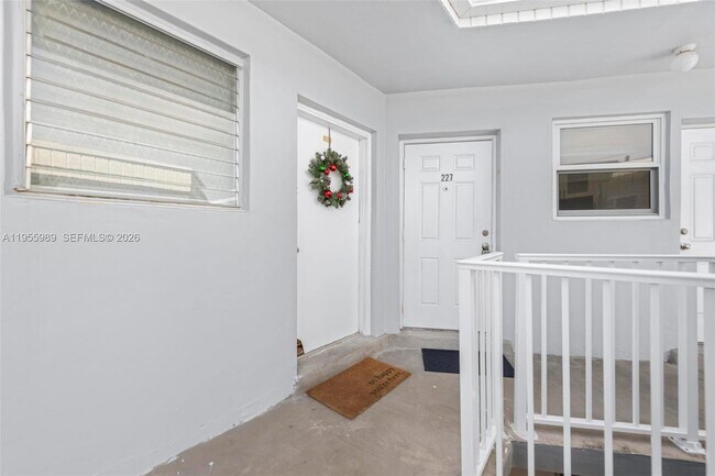 Building Photo - 1715 NE Miami Gardens Dr