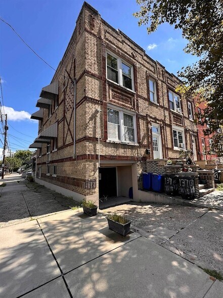 Building Photo - 137 W 15th St