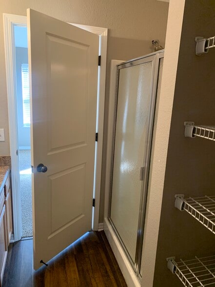 Master bath - 2874 W Lakewood Dr