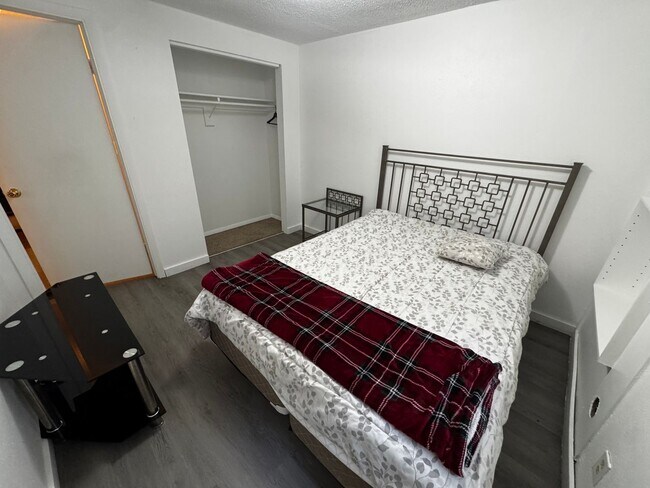 Building Photo - Spacious Aurora Home