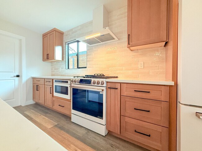 Building Photo - Modern 3-Bedroom Home with Private Yard in...
