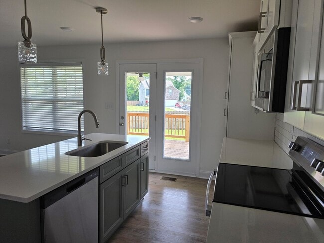 Building Photo - What a floor plan!!  Like new and ready for you!
