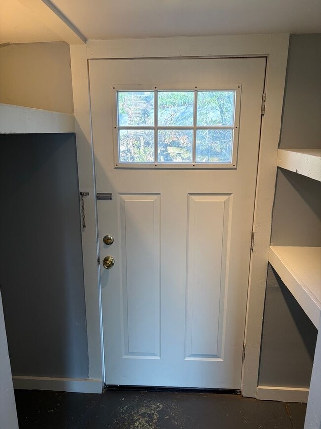 Building Photo - Quaint 1 Bedroom