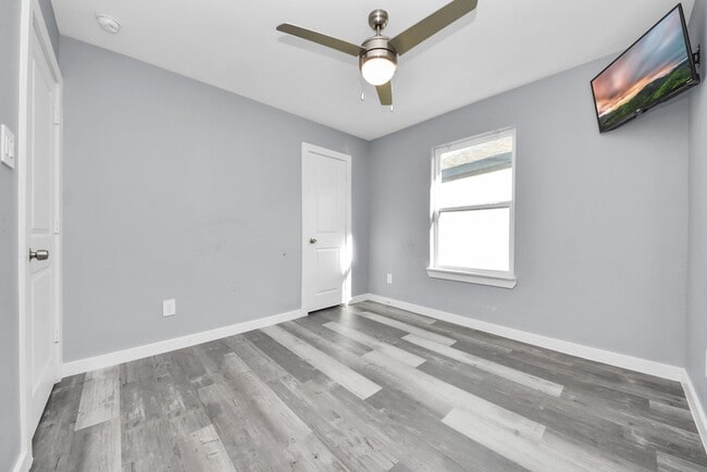 Building Photo - 618 Maple Way St