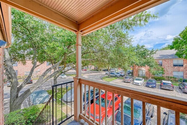 Building Photo - 2255 Braeswood Park Dr