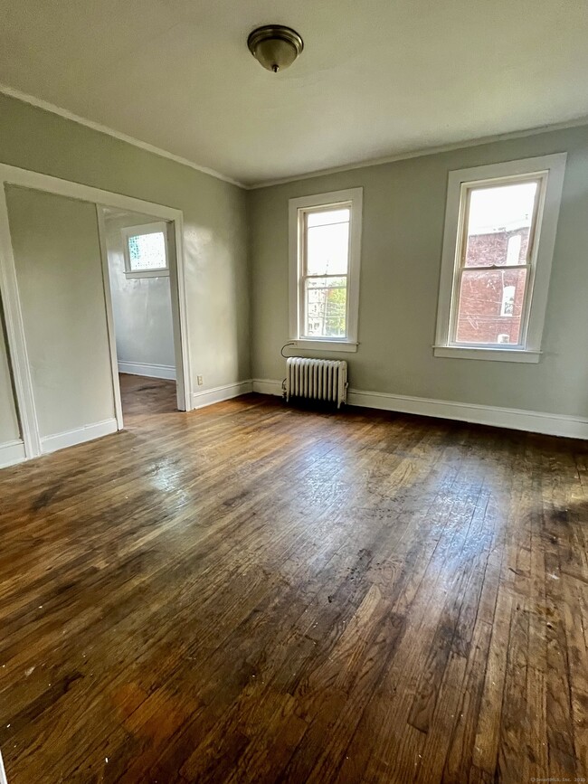 Building Photo - 143 Putnam St