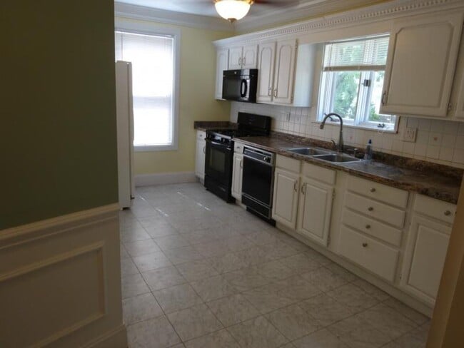 Building Photo - 4-Bed + 2-Bath * HBS * Central  Air