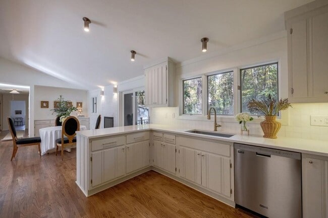 Building Photo - 922 Barton Woods Rd NE