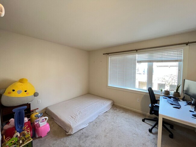 Building Photo - Incredible Forrest Park Townhome!! 2 bedroom, 2 bath, HUGE attached Garage!