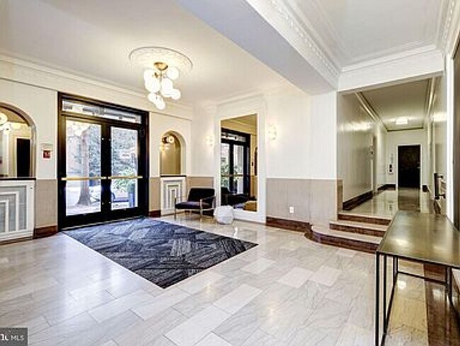 Building Photo - Charming Studio Unit within Walking Distance to GWU