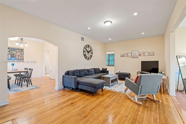 Building Photo - 46 Montilla Ave