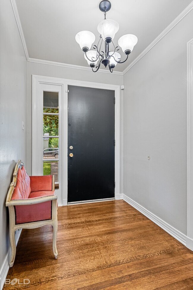 Building Photo - Adorable Broadmoor rental!