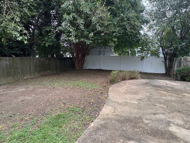 Building Photo - 223 Woodburne Ln