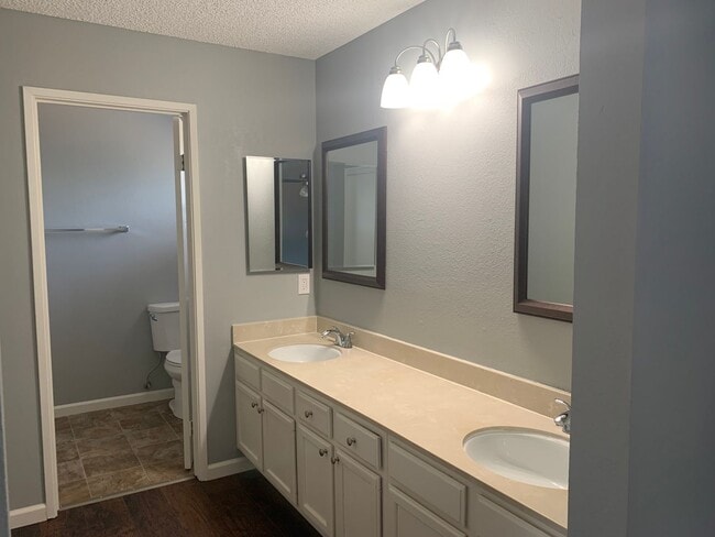 Building Photo - Desirable Brentwood Neighborhood!