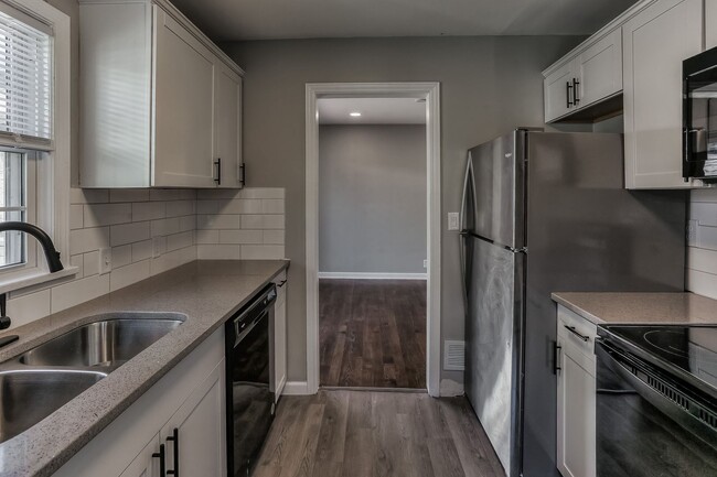 Building Photo - Amazing Aksarben Home