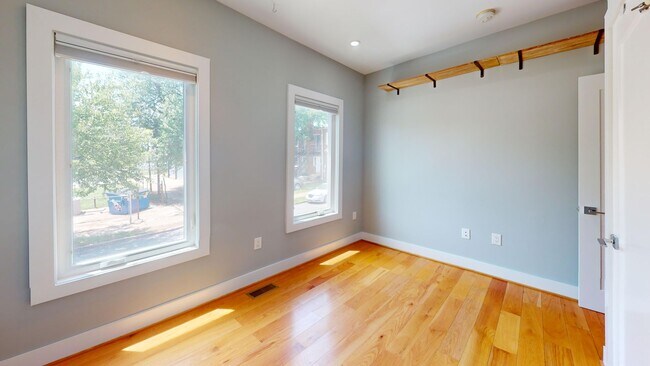 Building Photo - 1530 Levis St NE