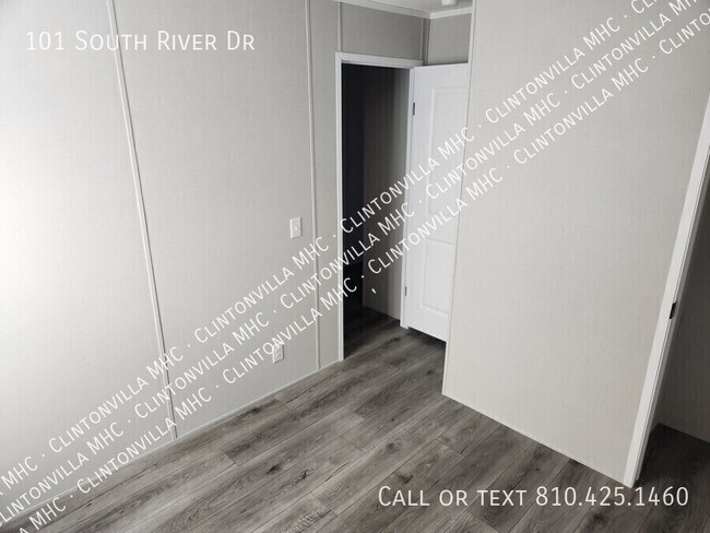 Building Photo - 101 S River Dr