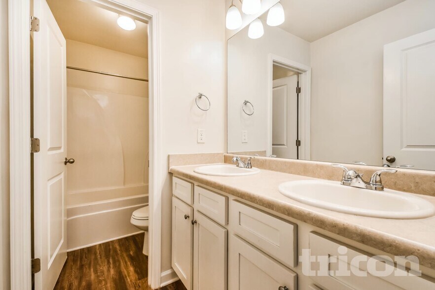 Building Photo - 4000 Bella View Ln