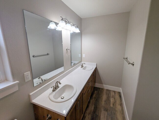 Building Photo - BIGFIR1069-1071