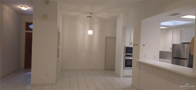 Building Photo - 11 Jasmine Ave W