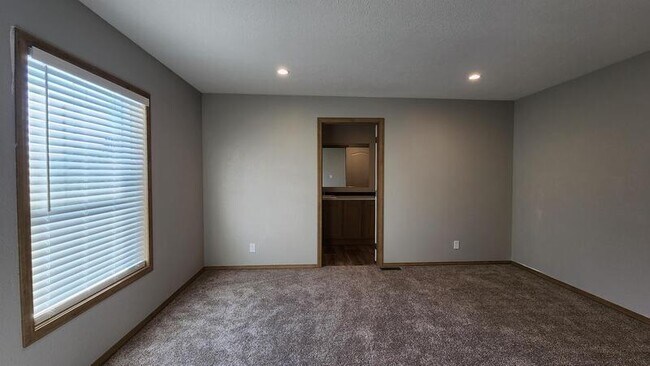 Building Photo - 11 Andreasen Dr