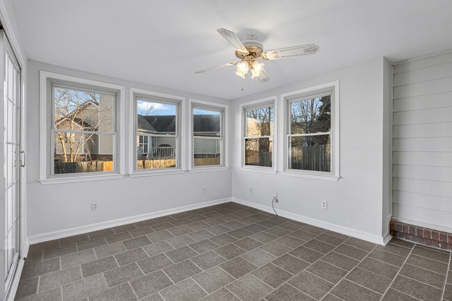 Building Photo - 127 Hollington Dr NE