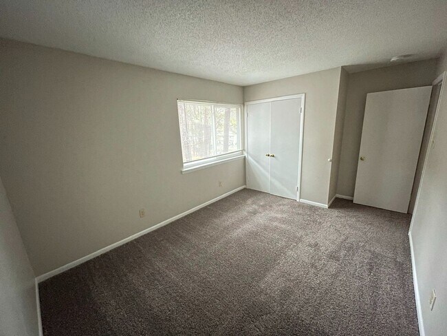Building Photo - Fantastic 3 bedroom Raleigh Condo