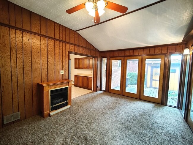 Building Photo - *Updated & Charming 2BD/2BA Single Family ...