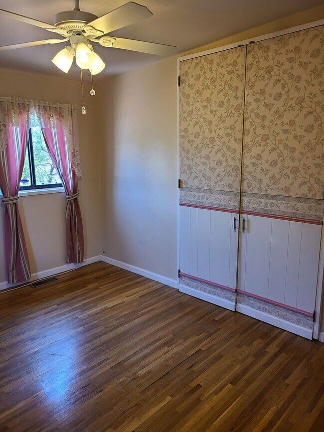 Building Photo - 4 Bedroom, 2 Bathroom! Lovely Home!