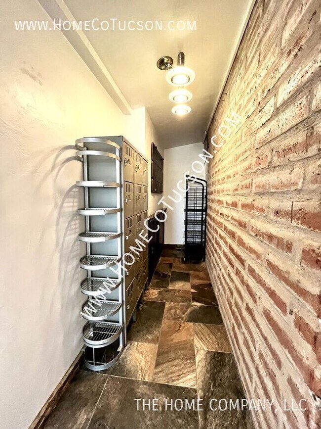 Building Photo - 7424 N La Cañada Dr