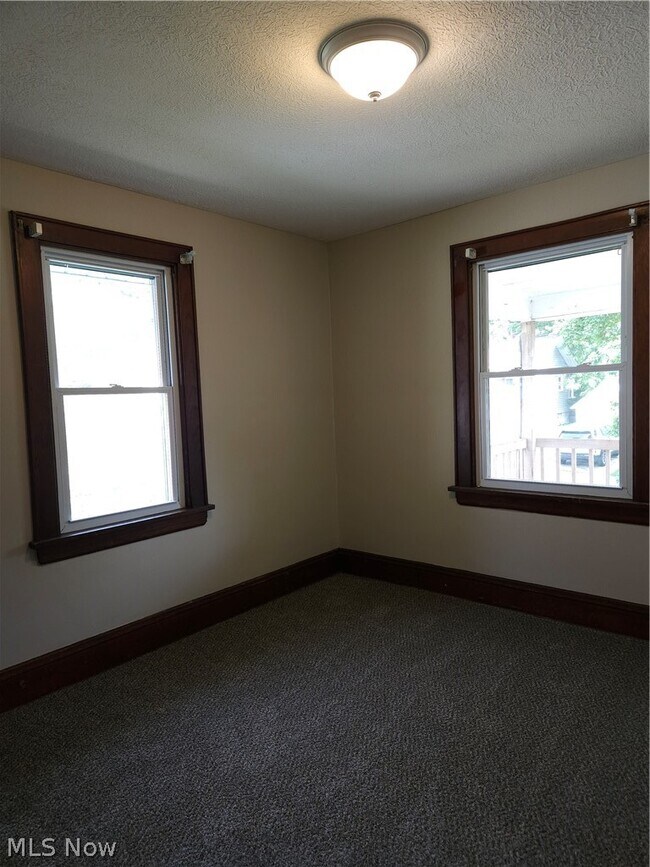 Building Photo - 578 Plum Ave