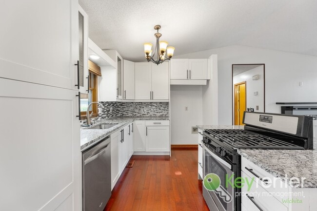 Building Photo - 3 Bedroom 2 Bathroom Family Ready Home