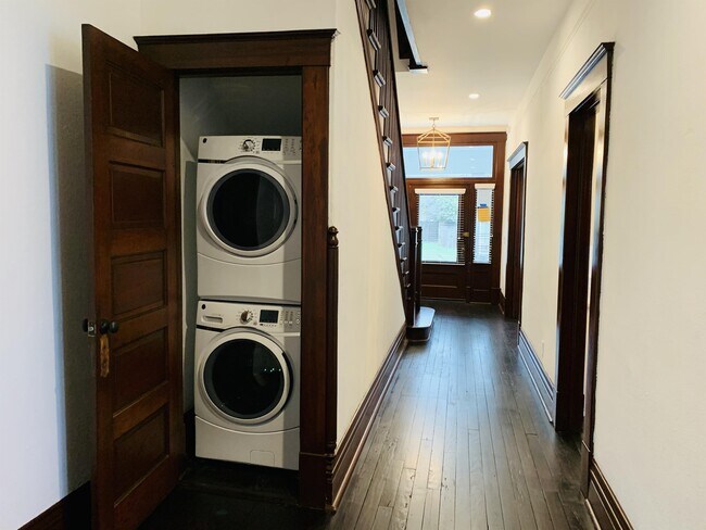 Building Photo - 19 E 40th St