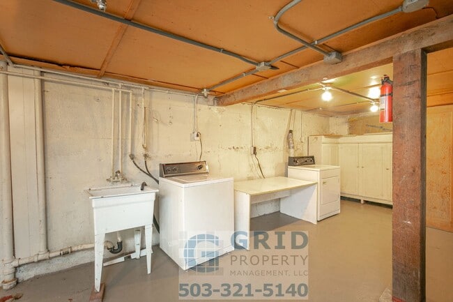 Building Photo - Charming 2 Bedroom Available in Popular N Kenton Neighborhood!
