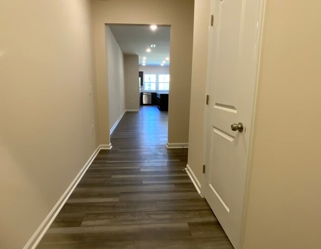 Building Photo - 836 Falls Grove Trl