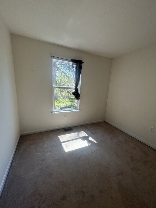 Building Photo - Spacious 3-Bedroom Townhome with Finished Basement in Warrenton, Virginia offering Prime Commuter...