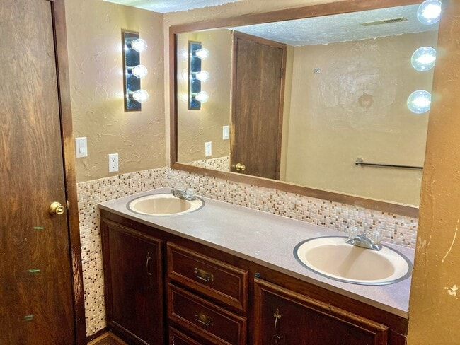 Building Photo - 3 bed 1 bath, garage, quiet street