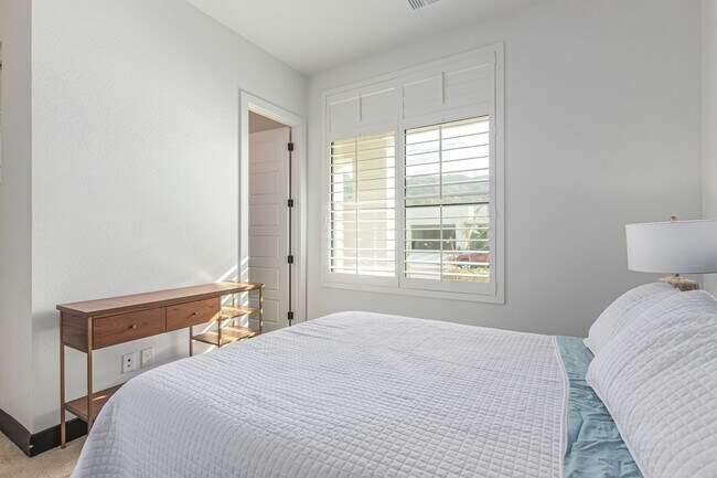 Building Photo - Luxury at Vistal