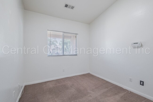 Building Photo - 4 Bedroom/2 Bath Home in Desired Southwest...