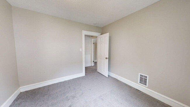 Building Photo - Madison/West Blvd neighborhood: 3 bedroom/...
