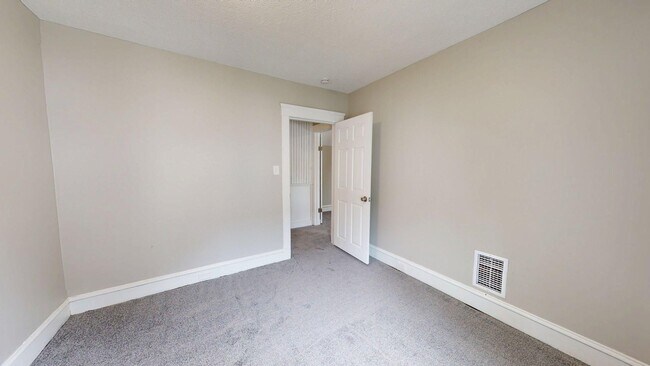 Building Photo - Madison/West Blvd neighborhood: 3 bedroom/1 bath single family home.