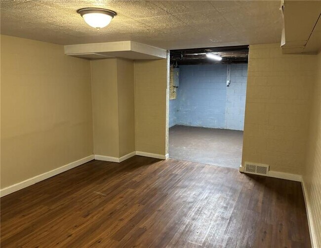 Building Photo - 931 Hilltop St