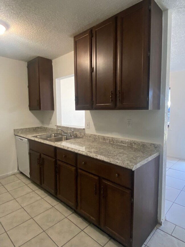 Building Photo - 2 BEDROOM DUPLEX, LAWN CARE AND WATER INCL...