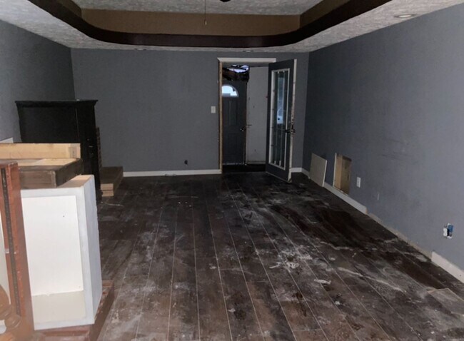 Building Photo - Large Yard & Garage! - $490 Month / $800 Down