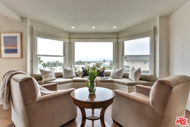 Building Photo - 218 Montreal St