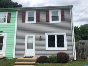 Building Photo - 206 Greentree Park