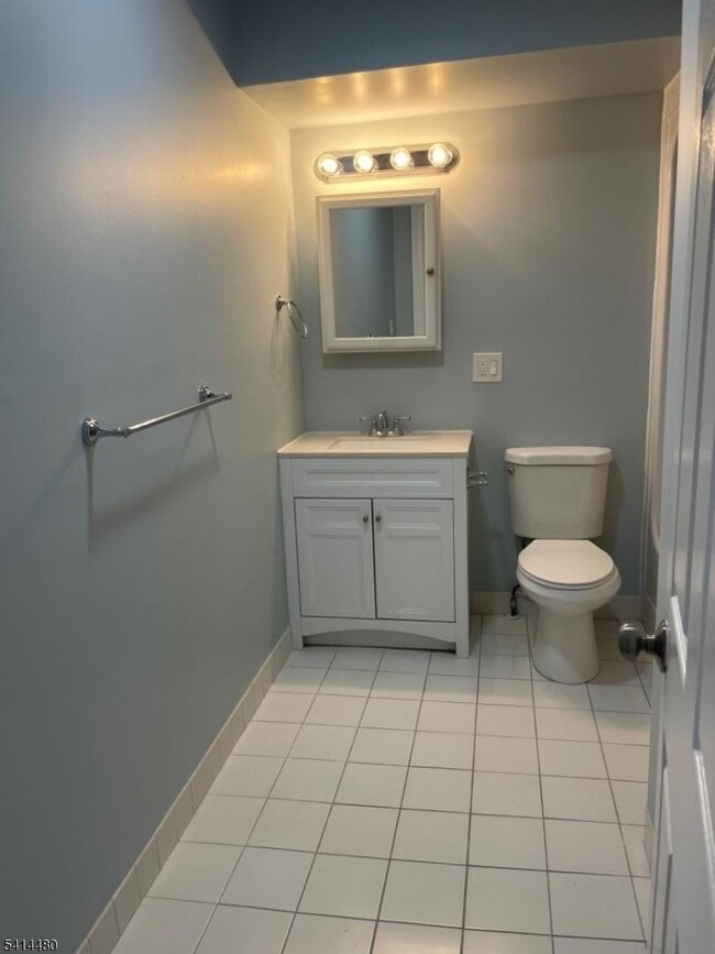 Building Photo - 64 Maple Ave