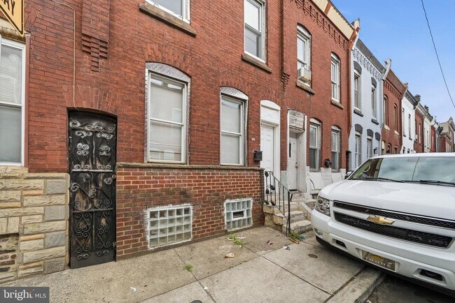 Building Photo - 2062 E Stella St
