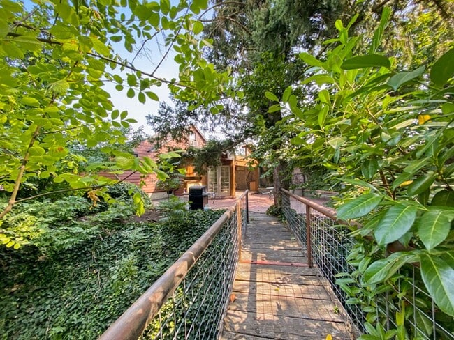 Building Photo - Garfield House: Fully Furnished House, Large private lot across from Golf Course $300 Utility Fee